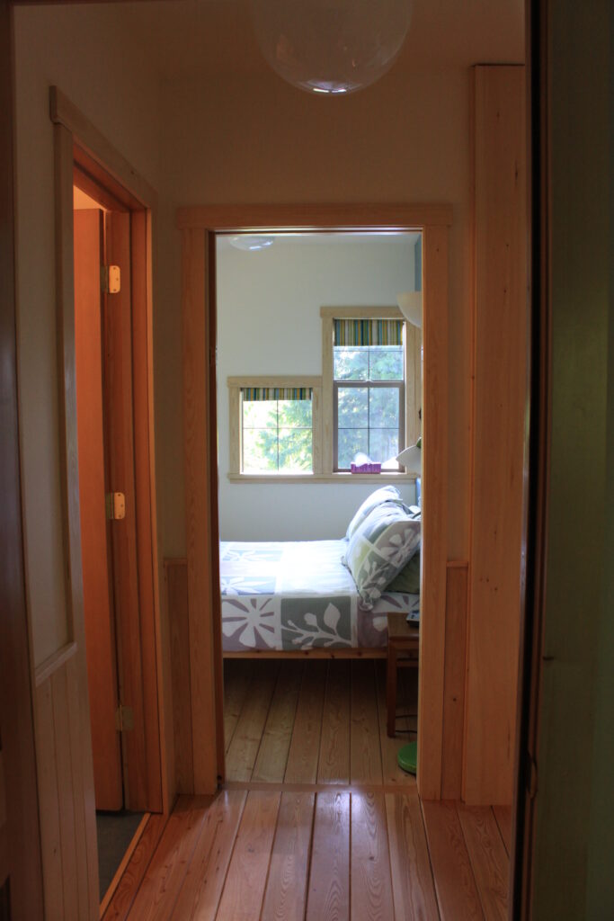 Kingfisher cabin at Kootenay Lake bedroom